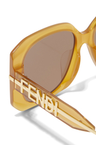 نظارة شمسية بإطار مربع كبير وشعار الماركة بتصميم غرافيتي