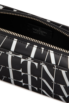 حقيبة مستحضرات العناية الشخصية فالنتينو غارافاني جلد بشعار VLTN بنقشة تايمز
