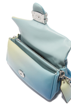 حقيبة كتف تابي 26 بتصميم منفوخ وألوان متدرجة