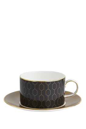 فنجان شاي أريس مع طبق بتصميم قرص عسل