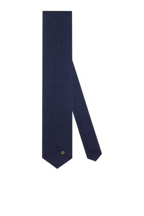 ربطة عنق منسوجة بحرفي شعار الماركة