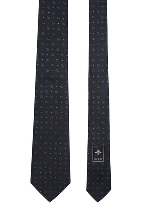ربطة عنق حرير بطبعات منقطة وحروف شعار الماركة مزدوجة
