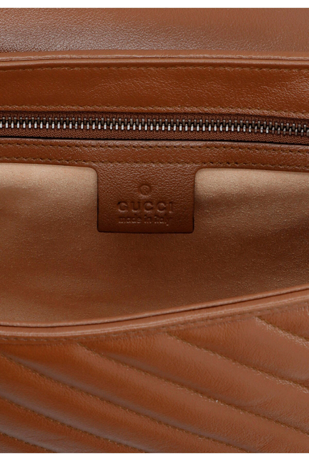 حقيبة كتف مارمونت بتصميم مبطن وخطوط مائلة وشعار GG