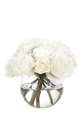 باقة زهور بيضاء في مزهرية زجاجية بتصميم بابل