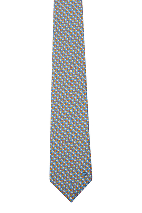 ربطة عنق بنقشة كاب بيسبول وشعار حرفي الماركة متداخلين