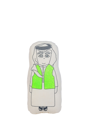 وسادة مخملية بتصميم صبي كويتي يرتدي بشت
