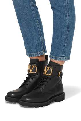 حذاء بوت فالنتينو غارافاني بتصميم عسكري وشعار V
