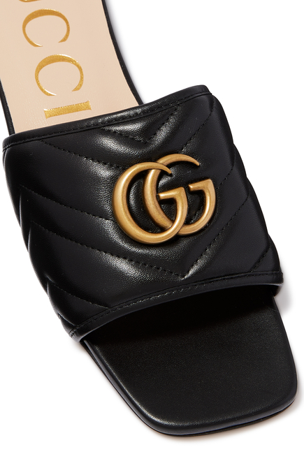 حذاء مفتوح بشعار حرفي G