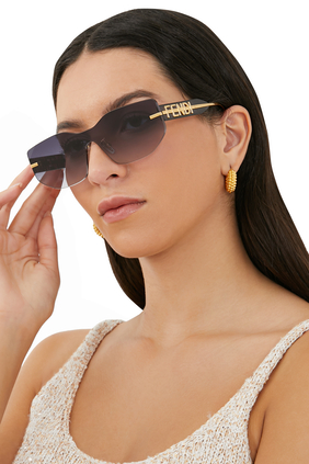 نظارة شمسية بإطار بتصميم مستطيل وشعار الماركة