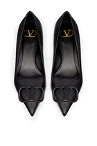 حذاء كلاسيك بشعار حرف V