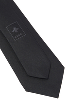 ربطة عنق حرير مطرزة بنحلة