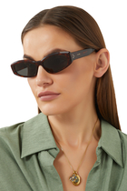 نظارات شمسية بإطار مستطيل ممدود ولون واحد