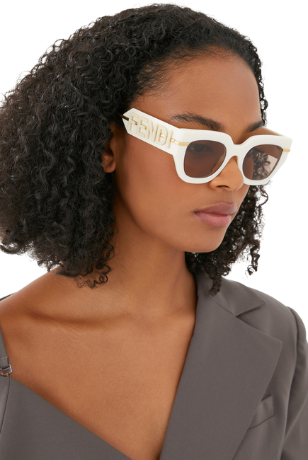 نظارة شمسية بإطار مربع وشعار الماركة
