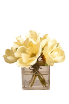 مزهرية زجاج بباقة زهور ماغنوليا صغيرة