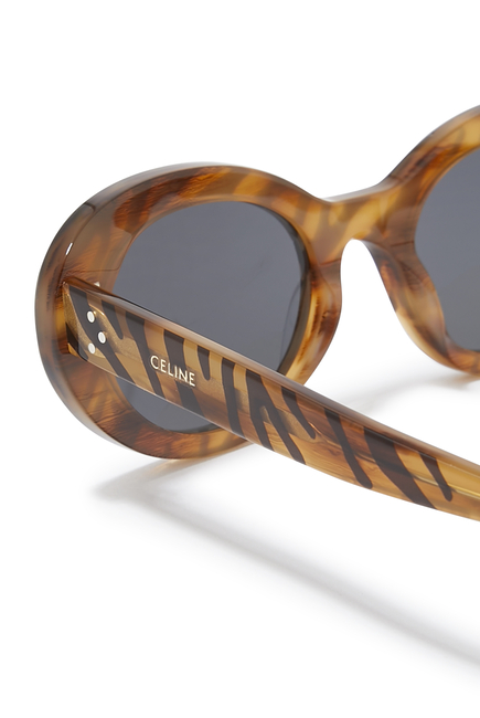 نظارة شمسية بإطار بيضاوي ونقشة شعار الماركة