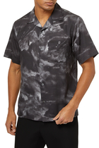 قميص كامب نول بطبعة غيوم مع أكمام قصيرة وصف أزرار