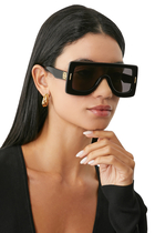 نظارة شمسية بشعار الماركة وإطار سميك