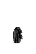 حقيبة كروس بودي صغيرة بغطاء قلاب بحلية شعار الماركة جلد ناعم