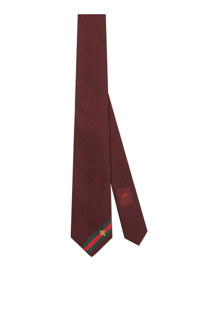 ربطة عنق حرير مزينة بنحلة