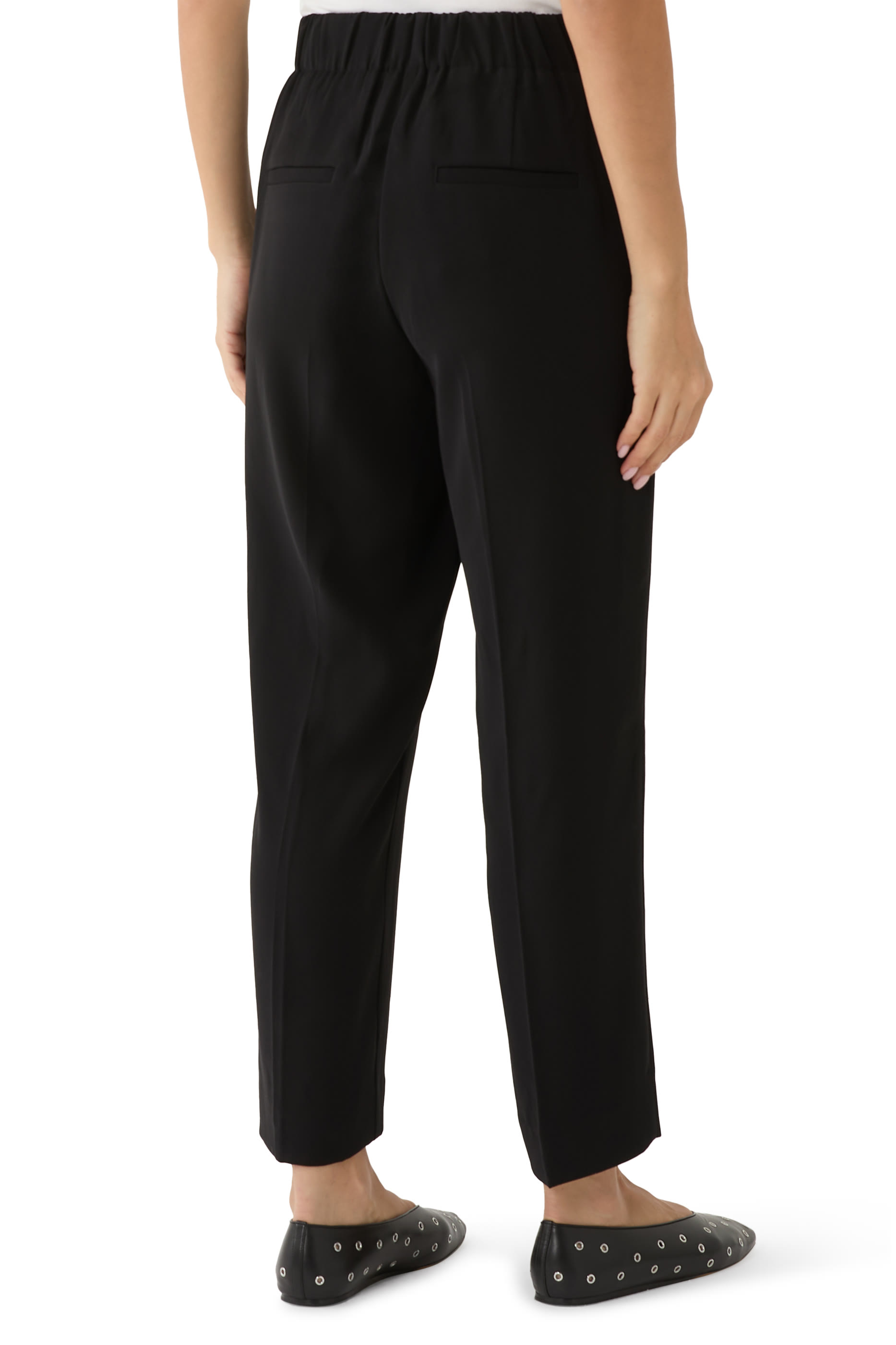 بنطال سهل الارتداء بقصة ضيقة من الأسفل وخصر متوسط الارتفاع