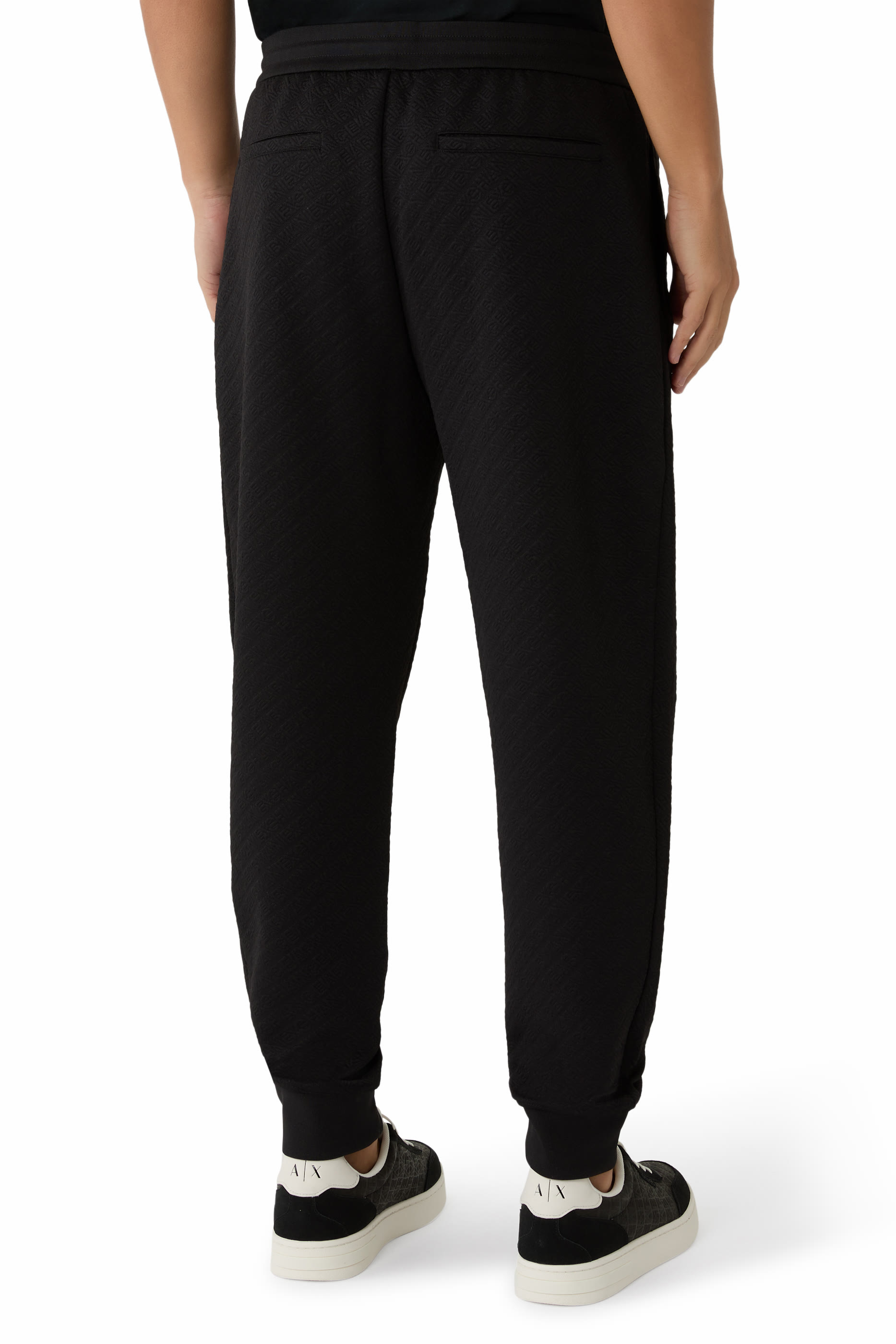 بنطال رياضي بشعار الماركة 