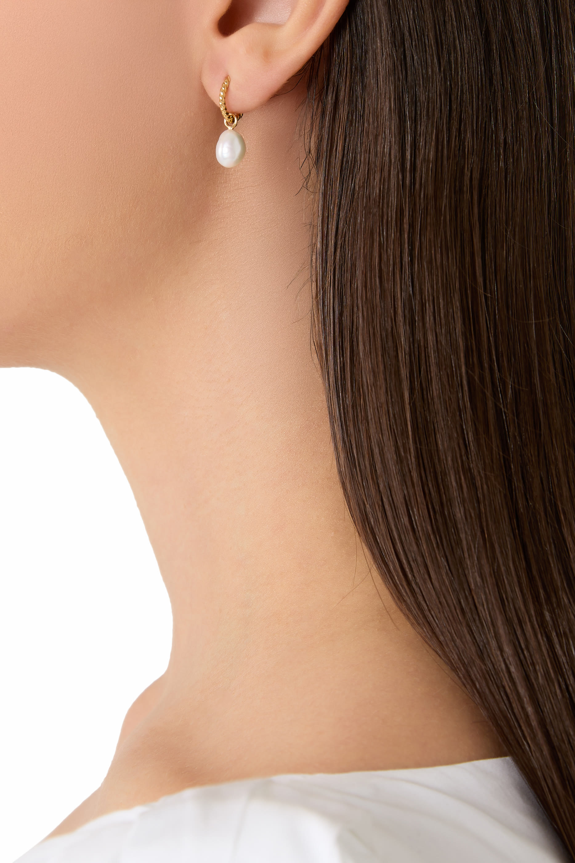 أقراط دائرية متدلية صغيرة بتصميم ملفوف، فضة إسترلينية مطلية بذهب عيار 18 ولؤلؤ