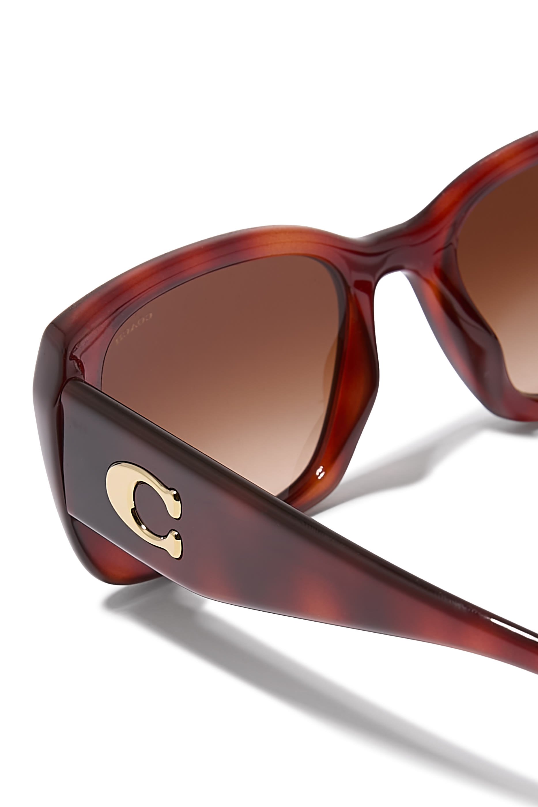 نظارة شمسية بإطار مربع عريض وذراع مزين بشعار الماركة