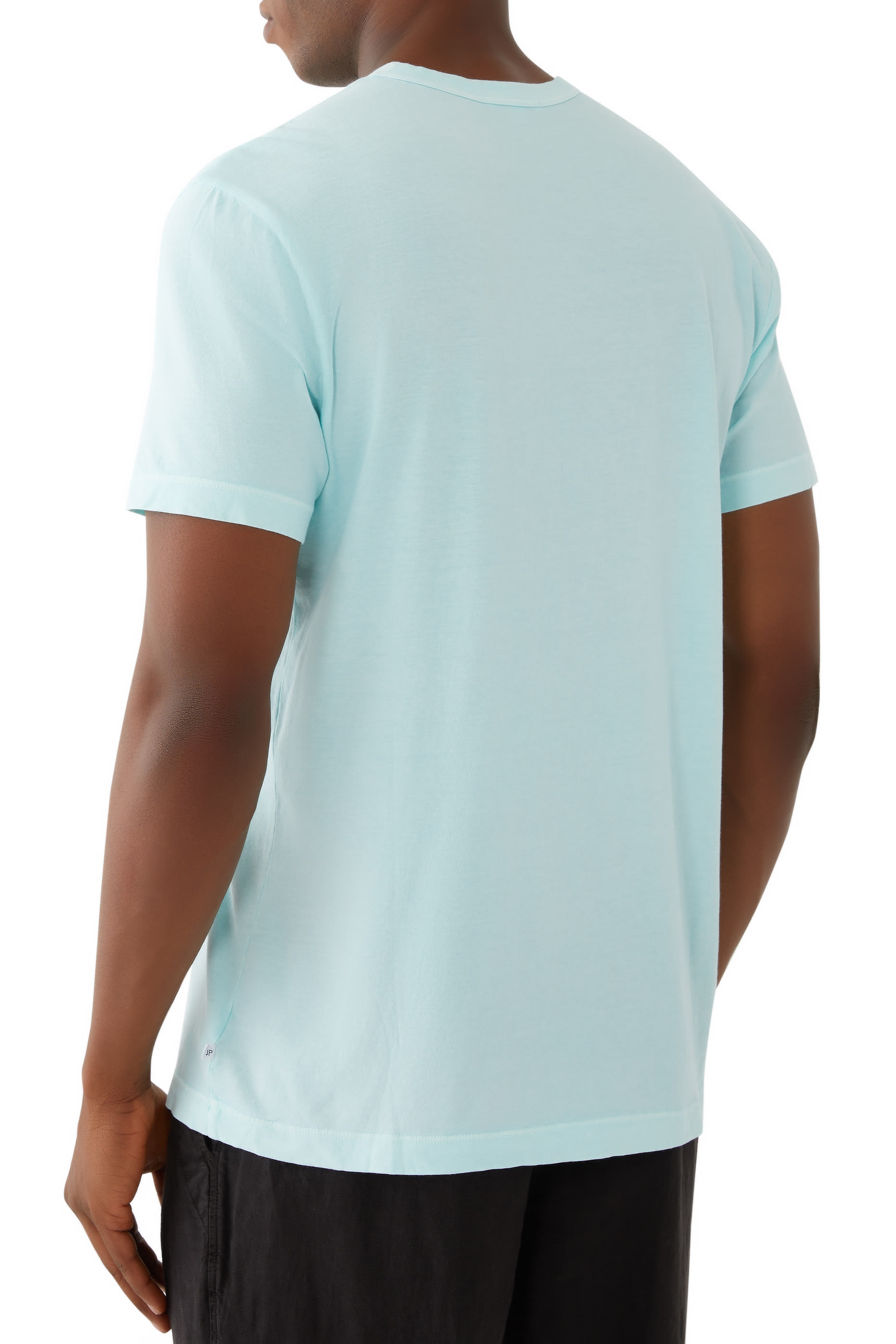 تيشيرت بأكمام قصيرة وياقة ضيقة