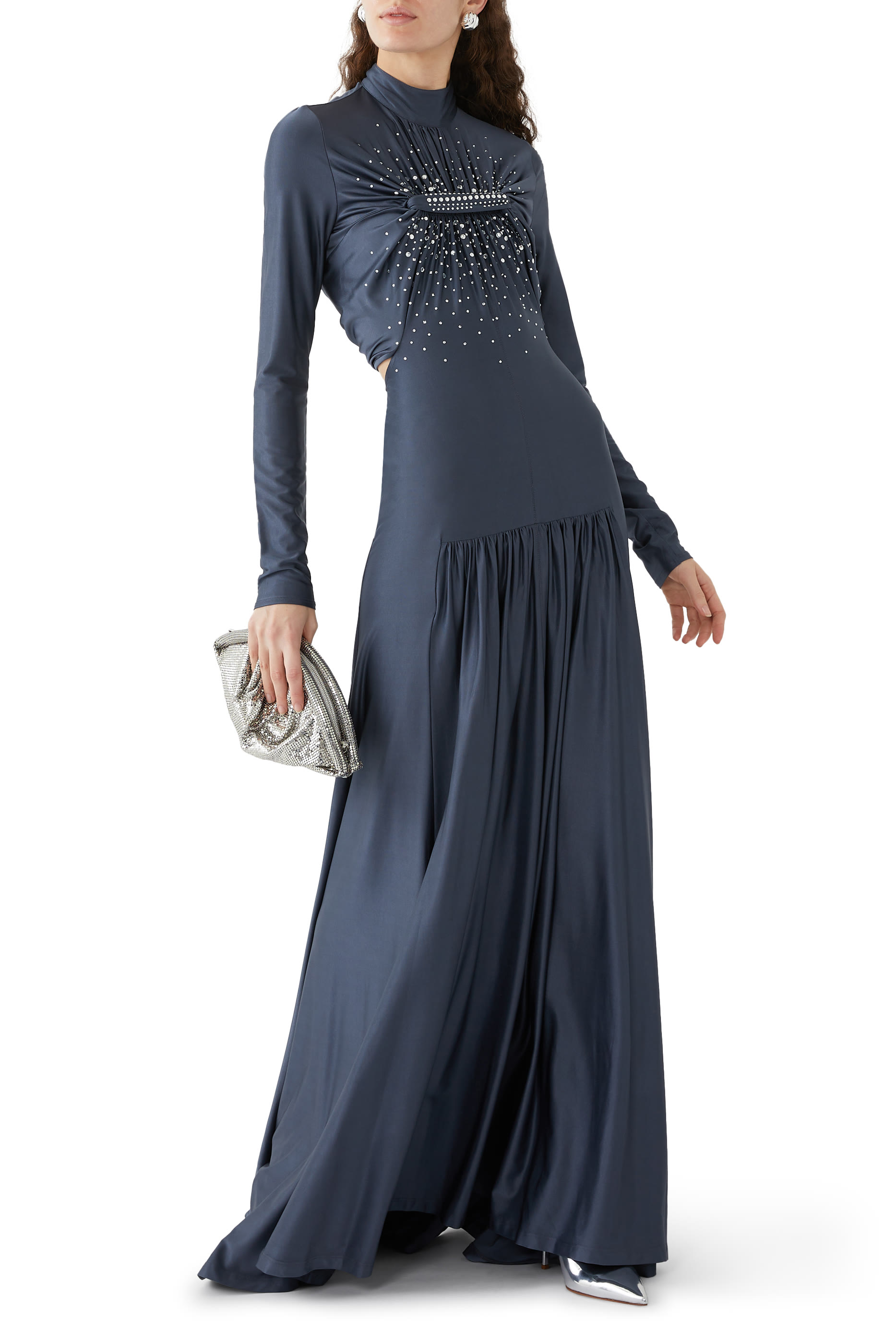 فستان طويل مطرز