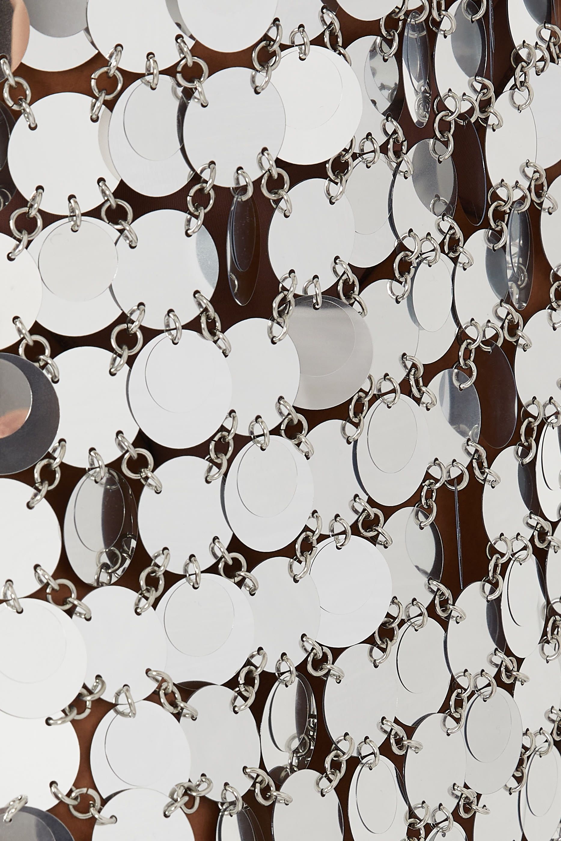 تنورة بحلي دائرية لامعة