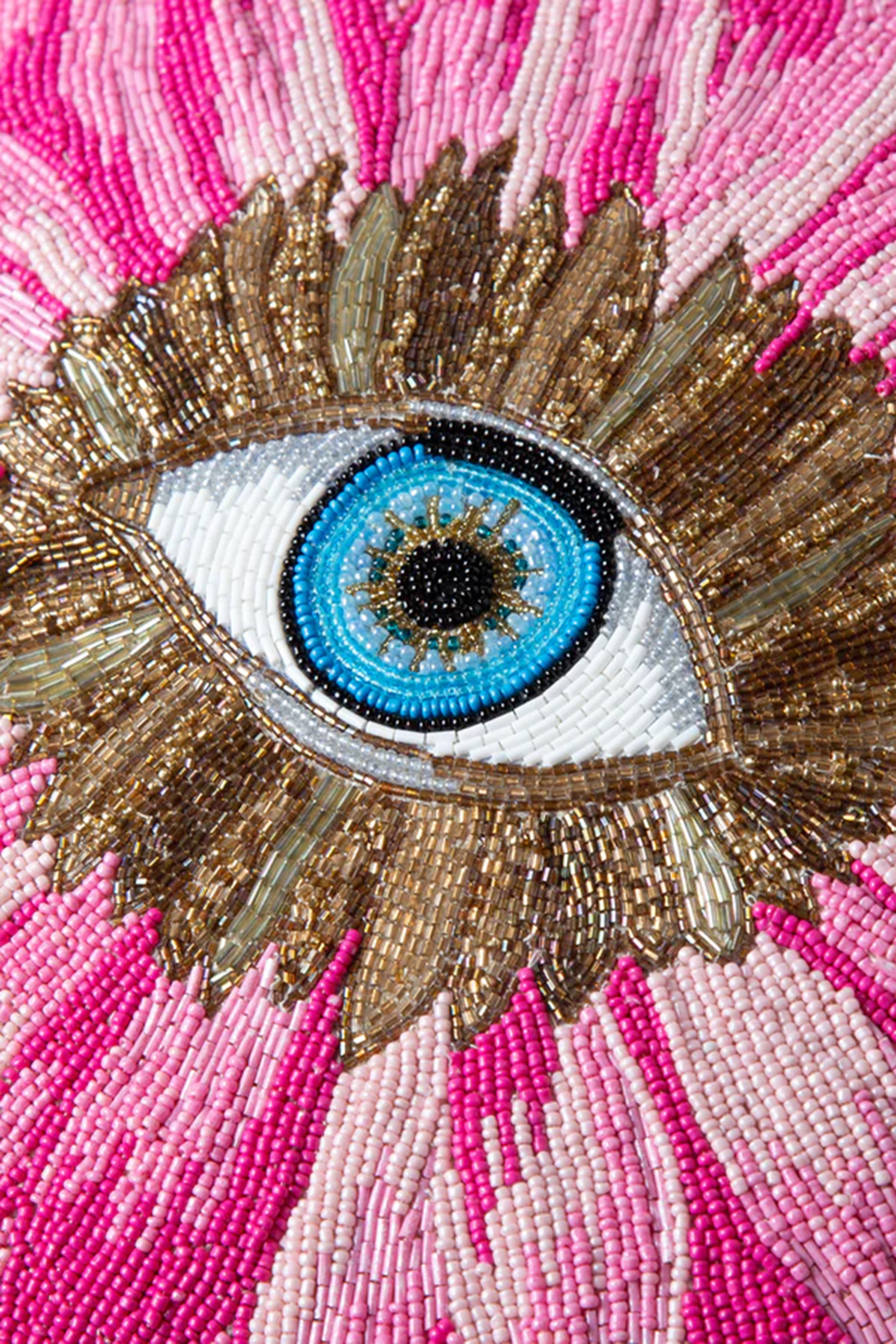 وسادة مطرزة بخرز بتصميم بتلة