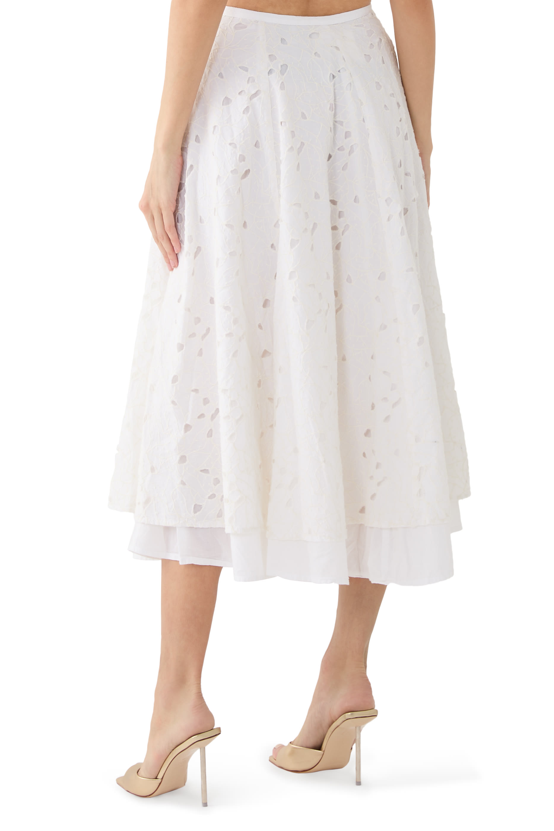 تنورة متوسطة الطول مزينة بتطريزات إنجليزية