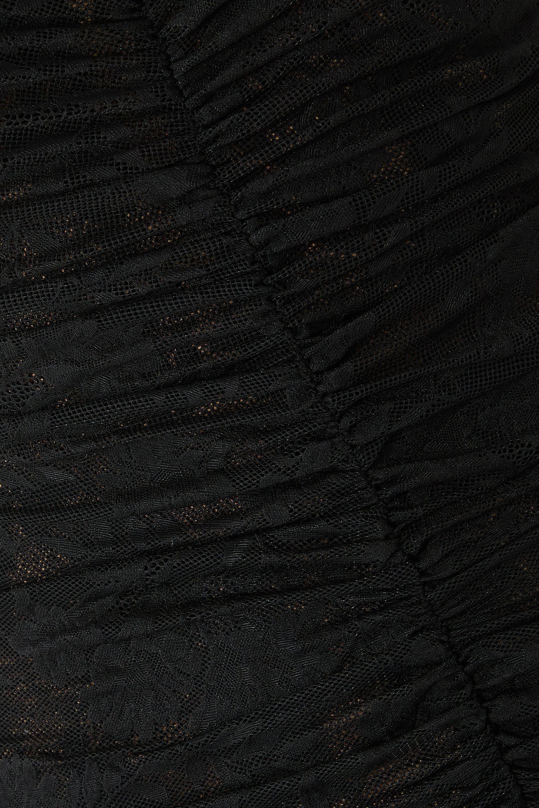 فستان سهرة بأكمام طويلة، ياقة على شكل حرف V وقصة ذيل السمكة مزين بكشكش في الأمام