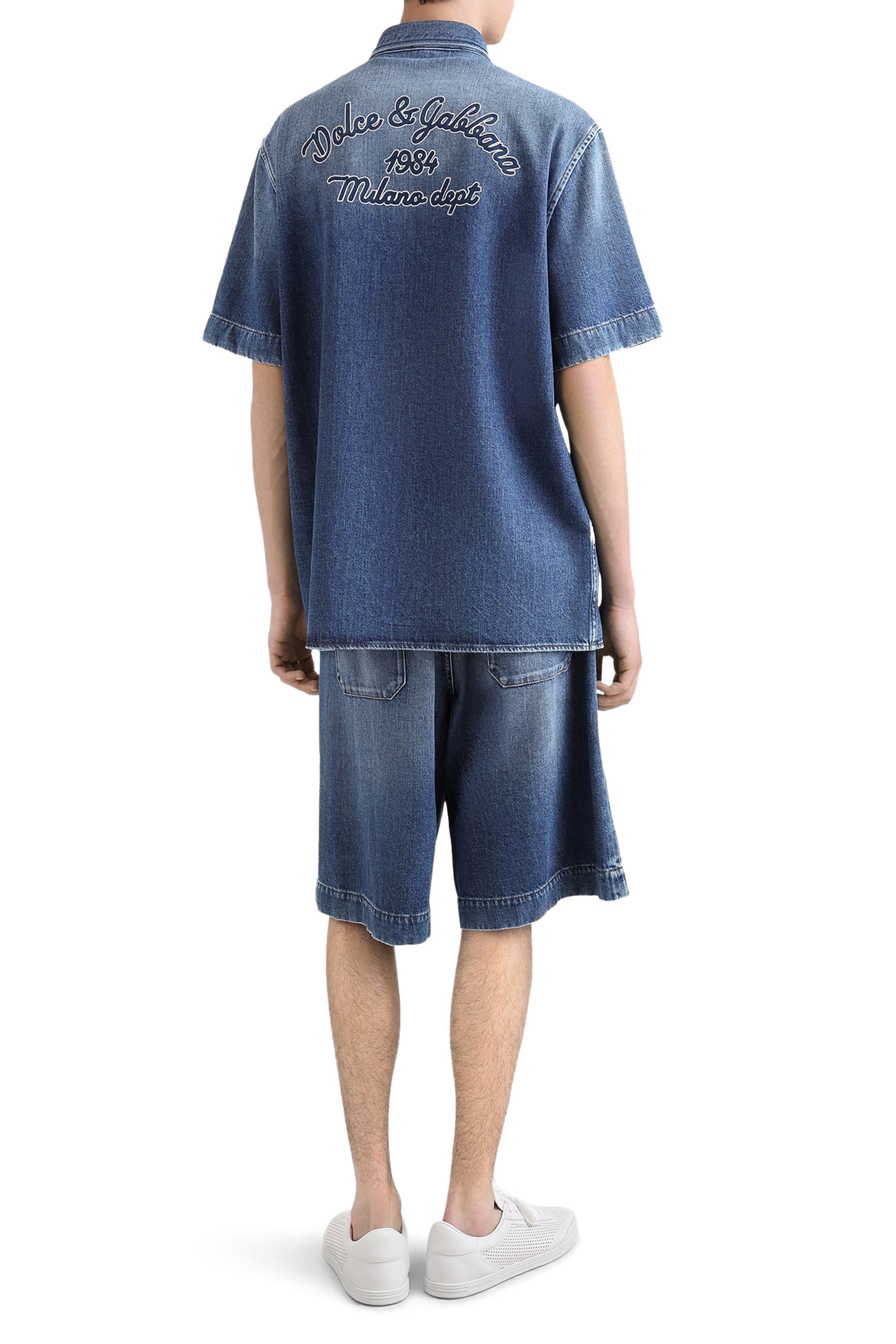 قميص دنيم بشعار الماركة