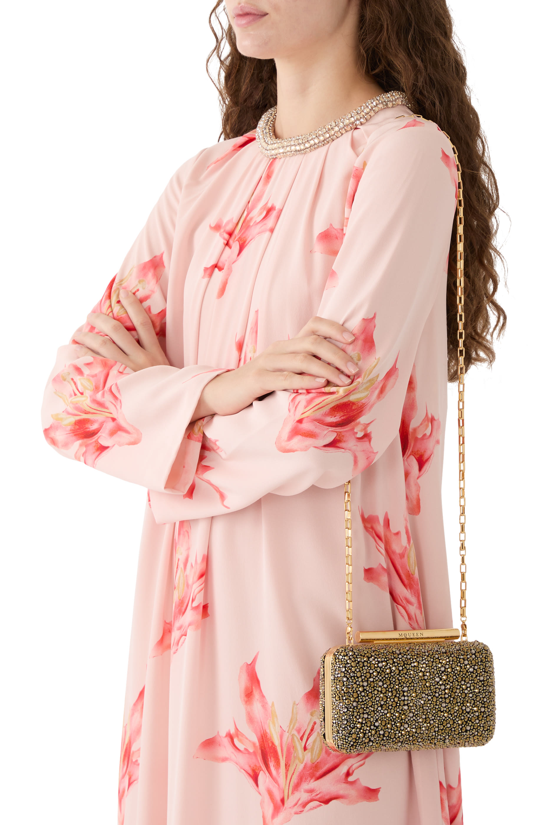 كلاتش بتصميم مربع وبحلية على شكل حرف T 