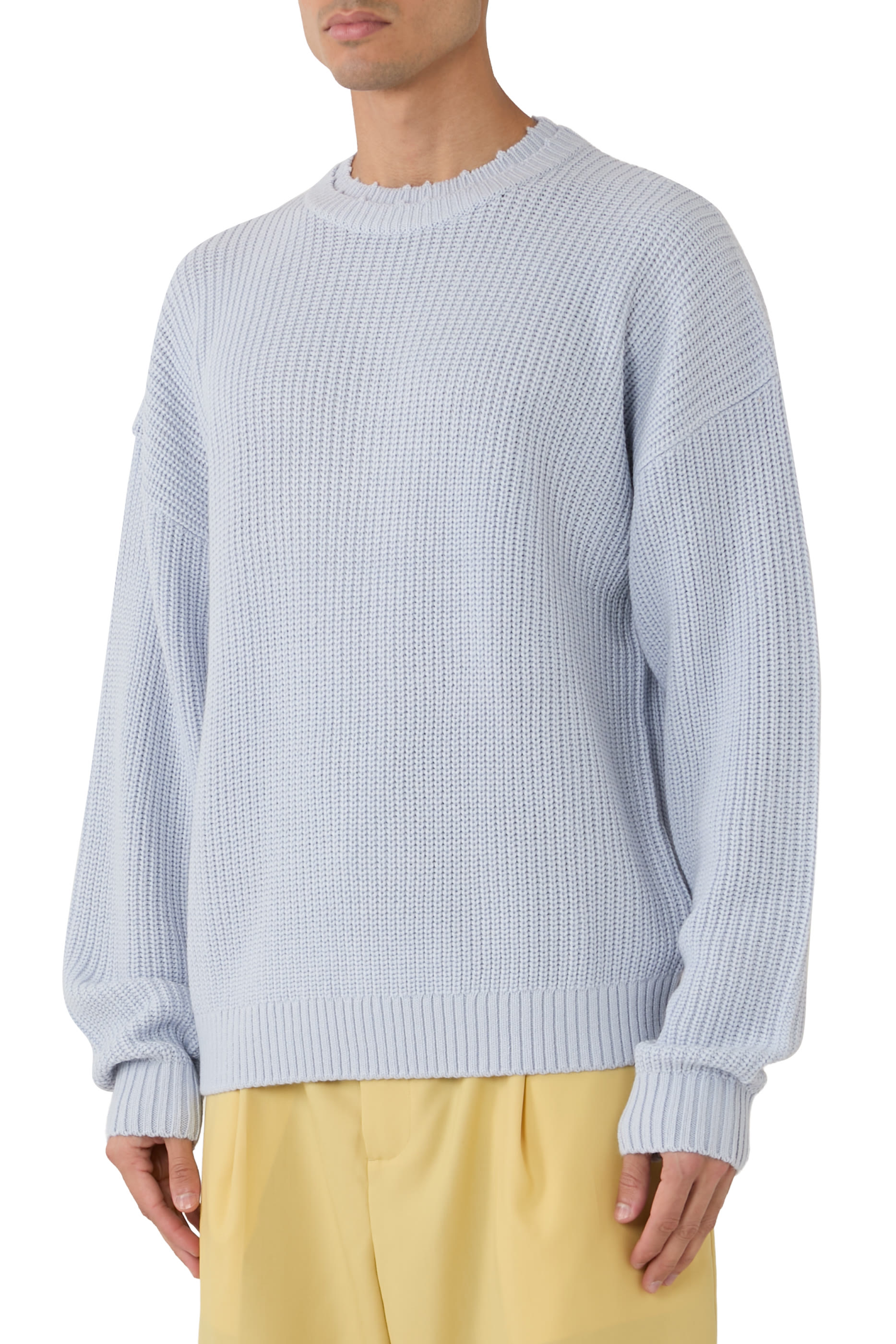 كنزة بياقة ضيقة بشعار الماركة كبير