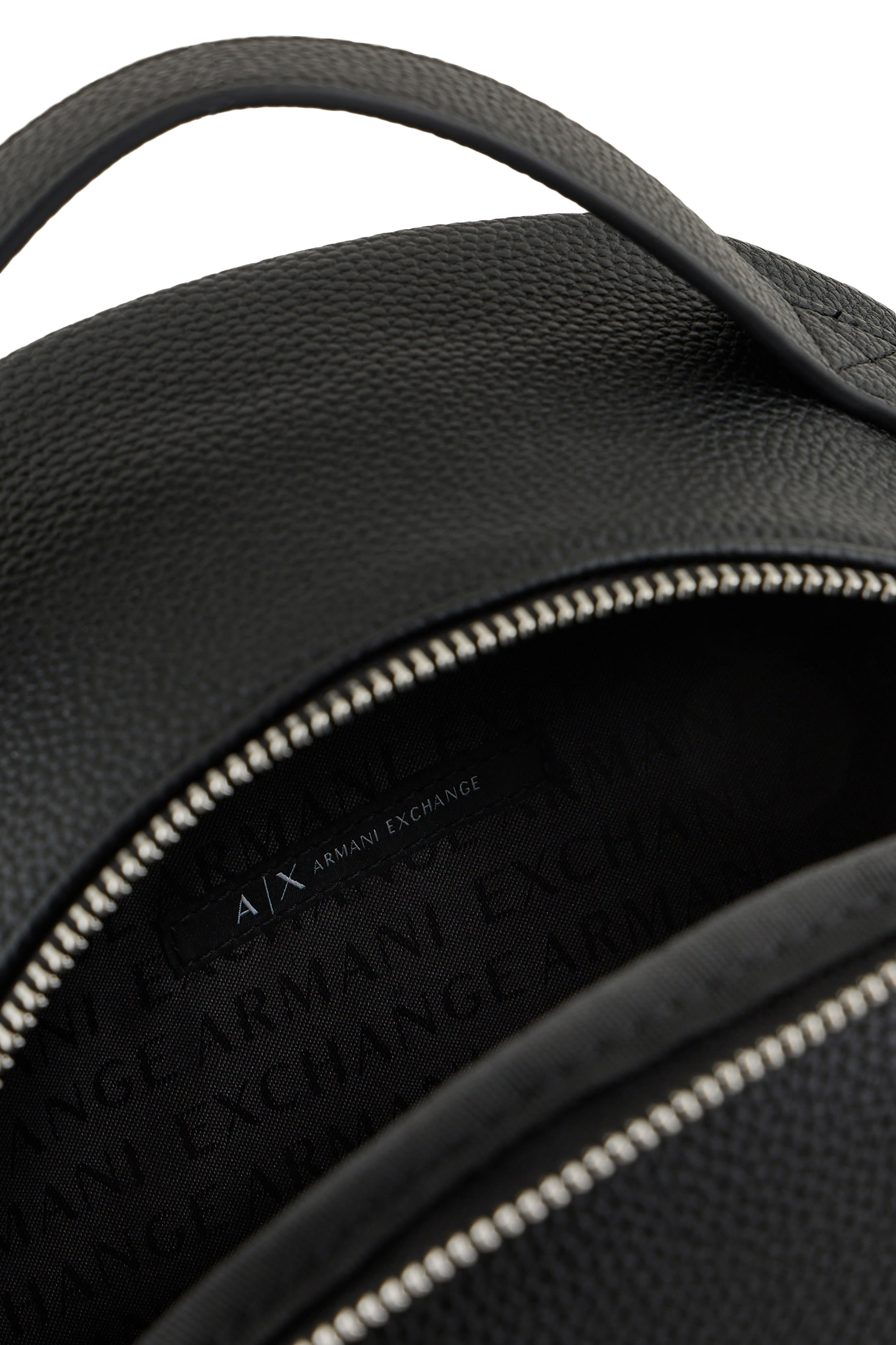 حقيبة ظهر بتفاصيل مموجة وشعار الماركة