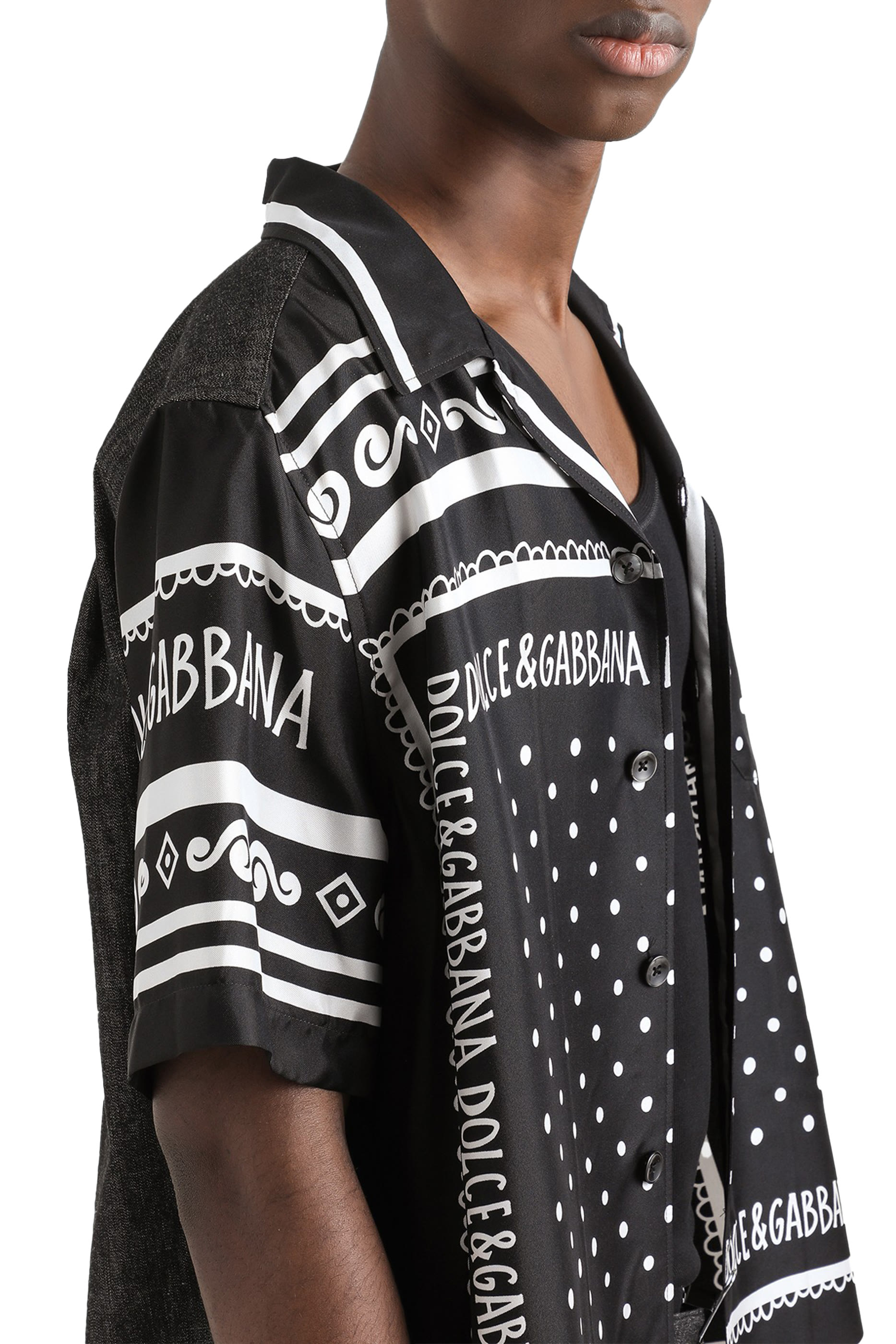 قميص دنيم وحرير بطبعات