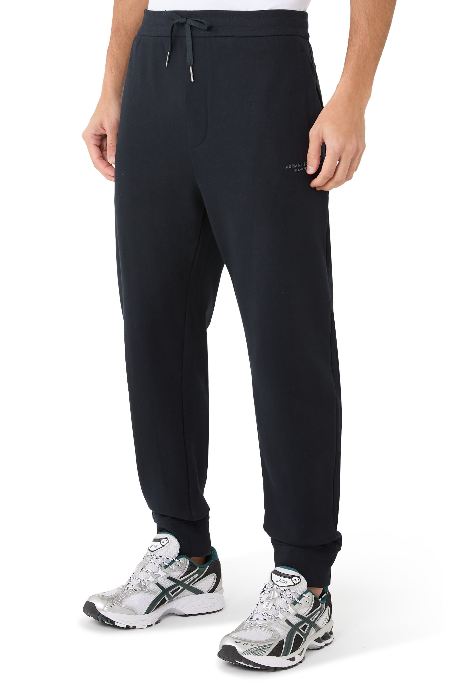 بنطال رياضي بشعار الماركة بلون مماثل