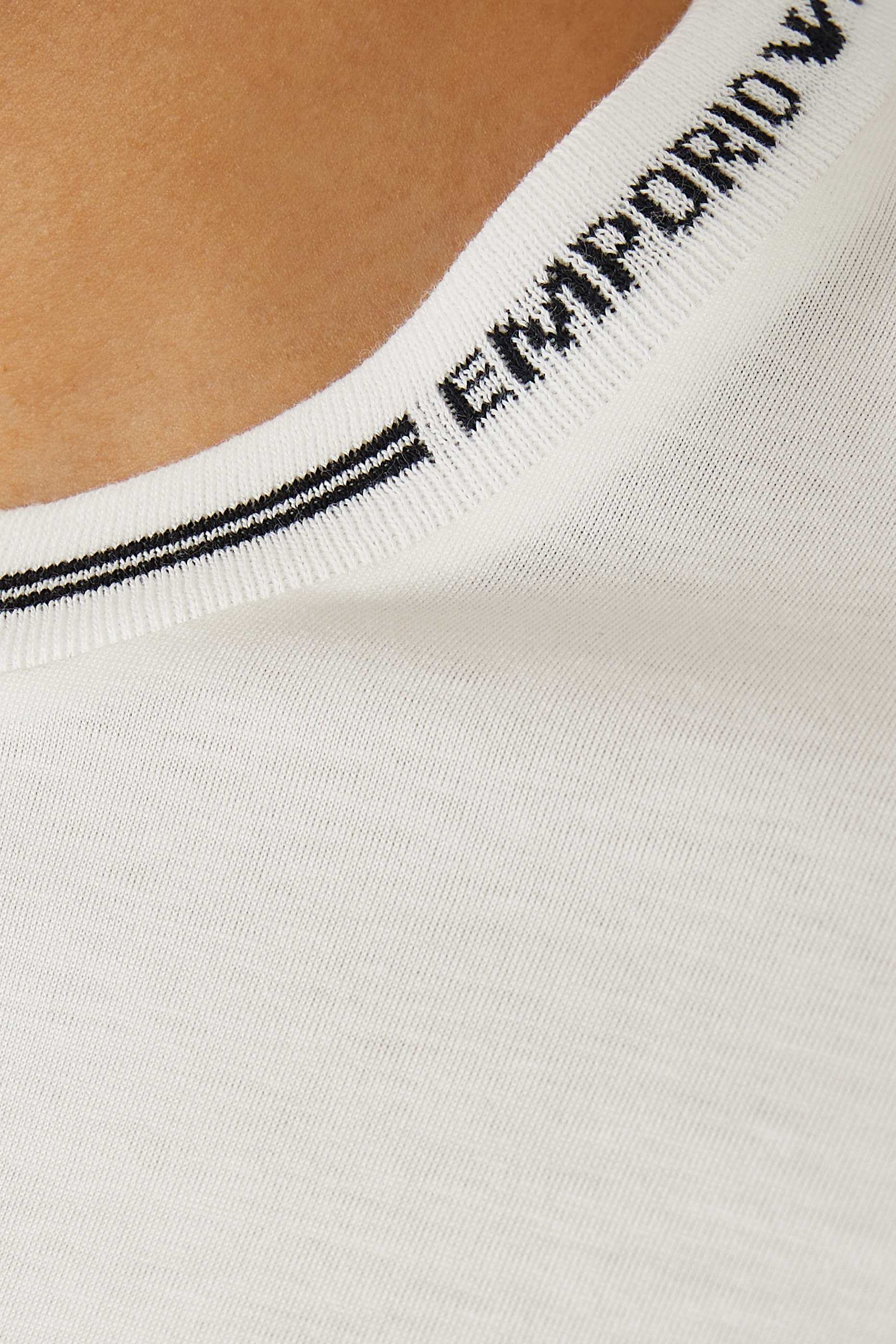 تيشيرت بشعار الماركة جرسيه