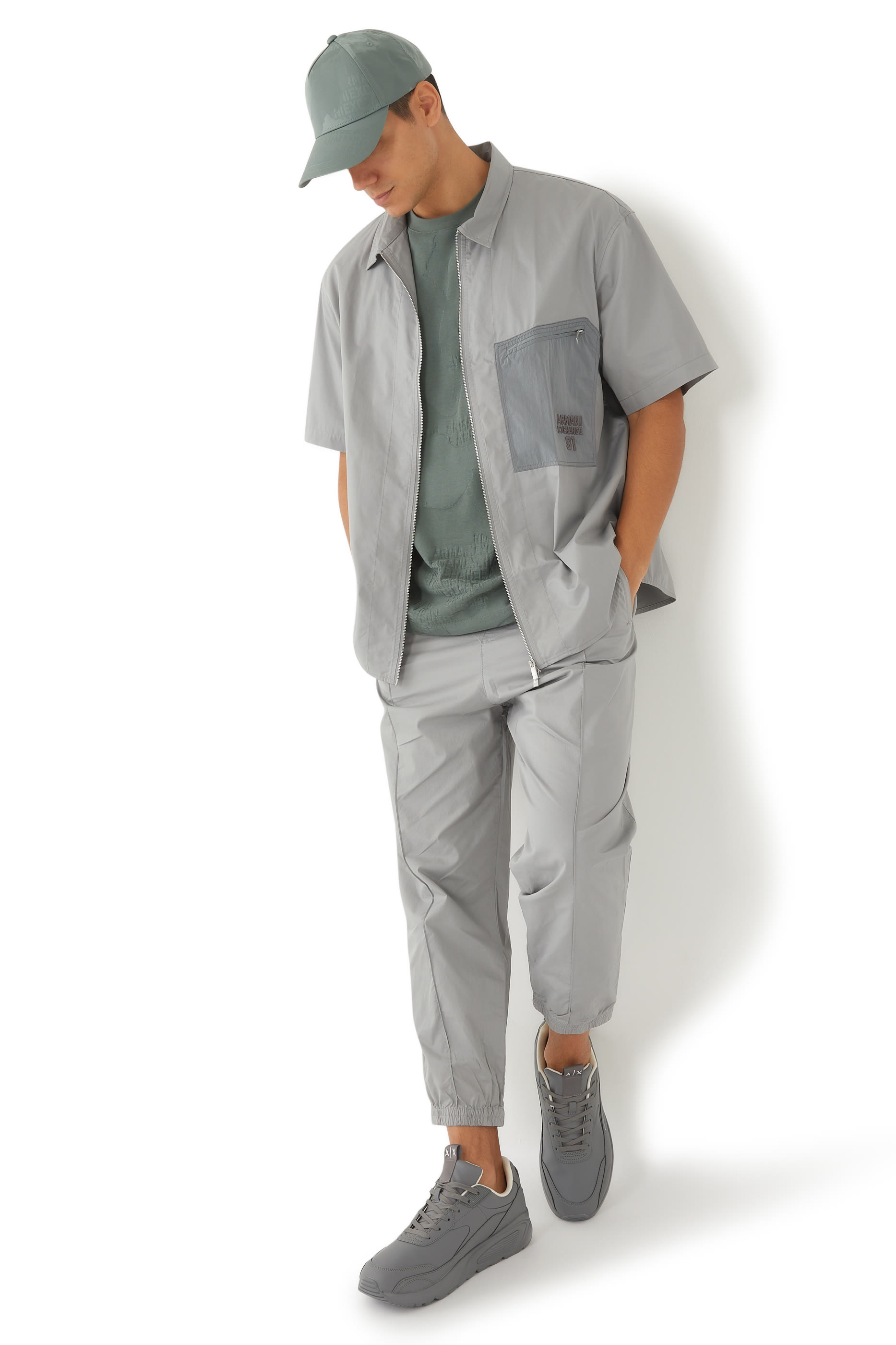 بنطال رياضي بشعار الماركة قطن