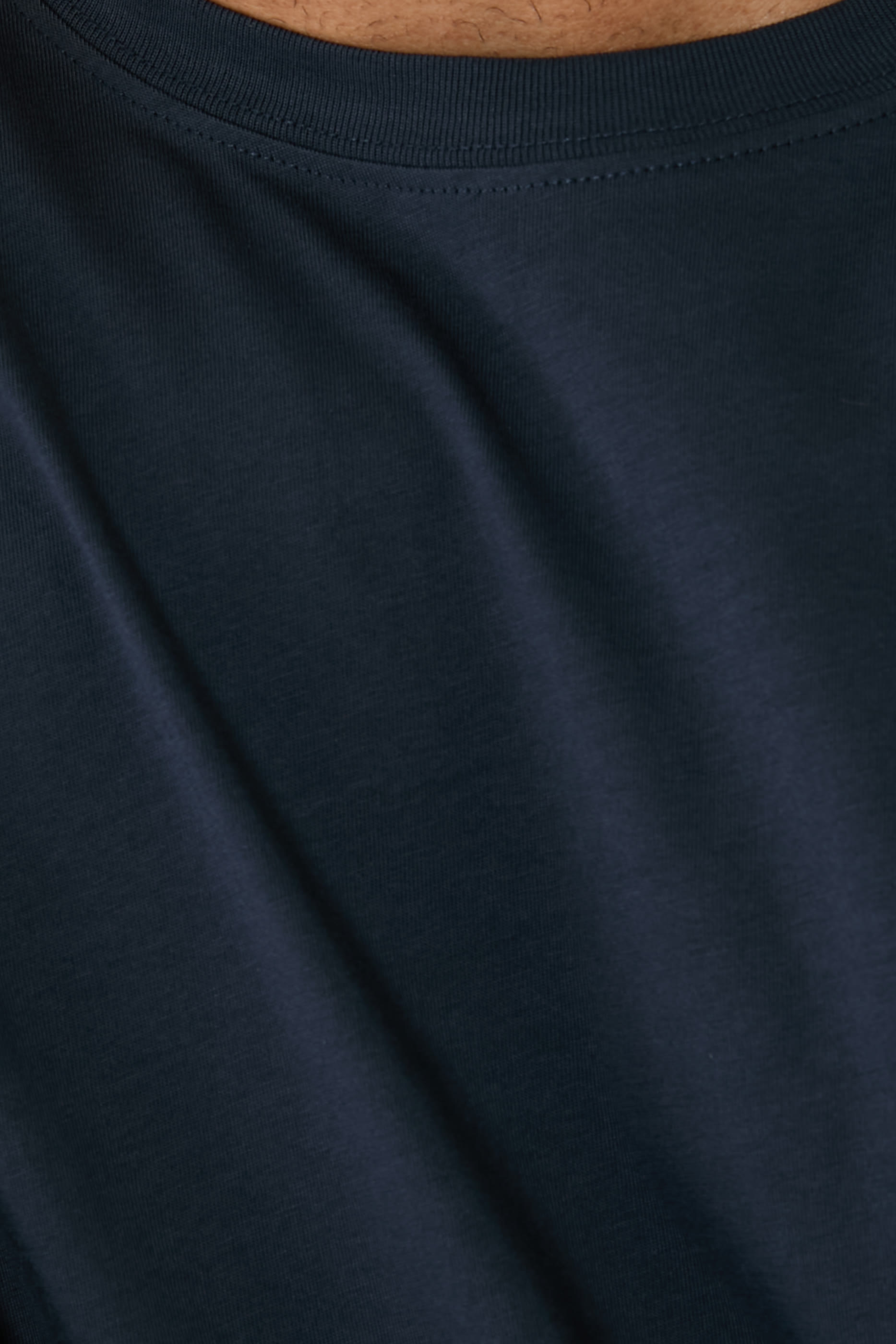 تيشيرت بأكمام قصيرة