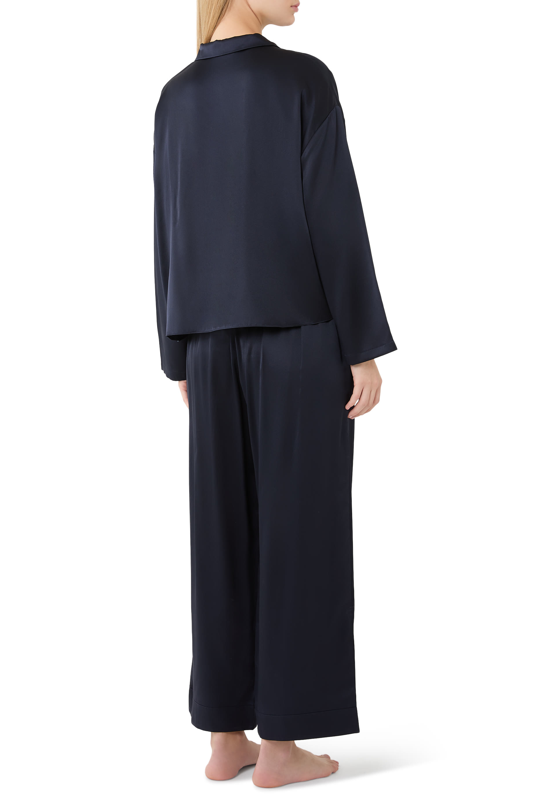 طقم بيجامة بأكتاف منخفضة وجيوب حرير