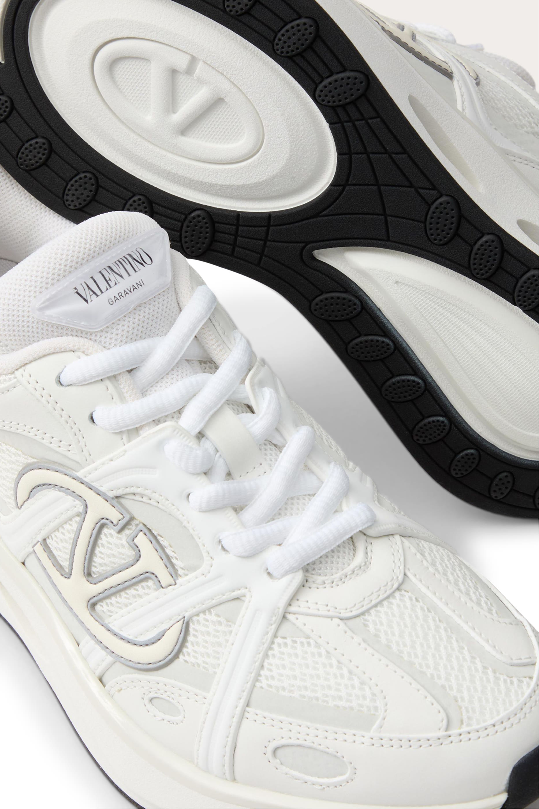 سنيكرز إيزيجوغ بكاحل منخفض وشعار V