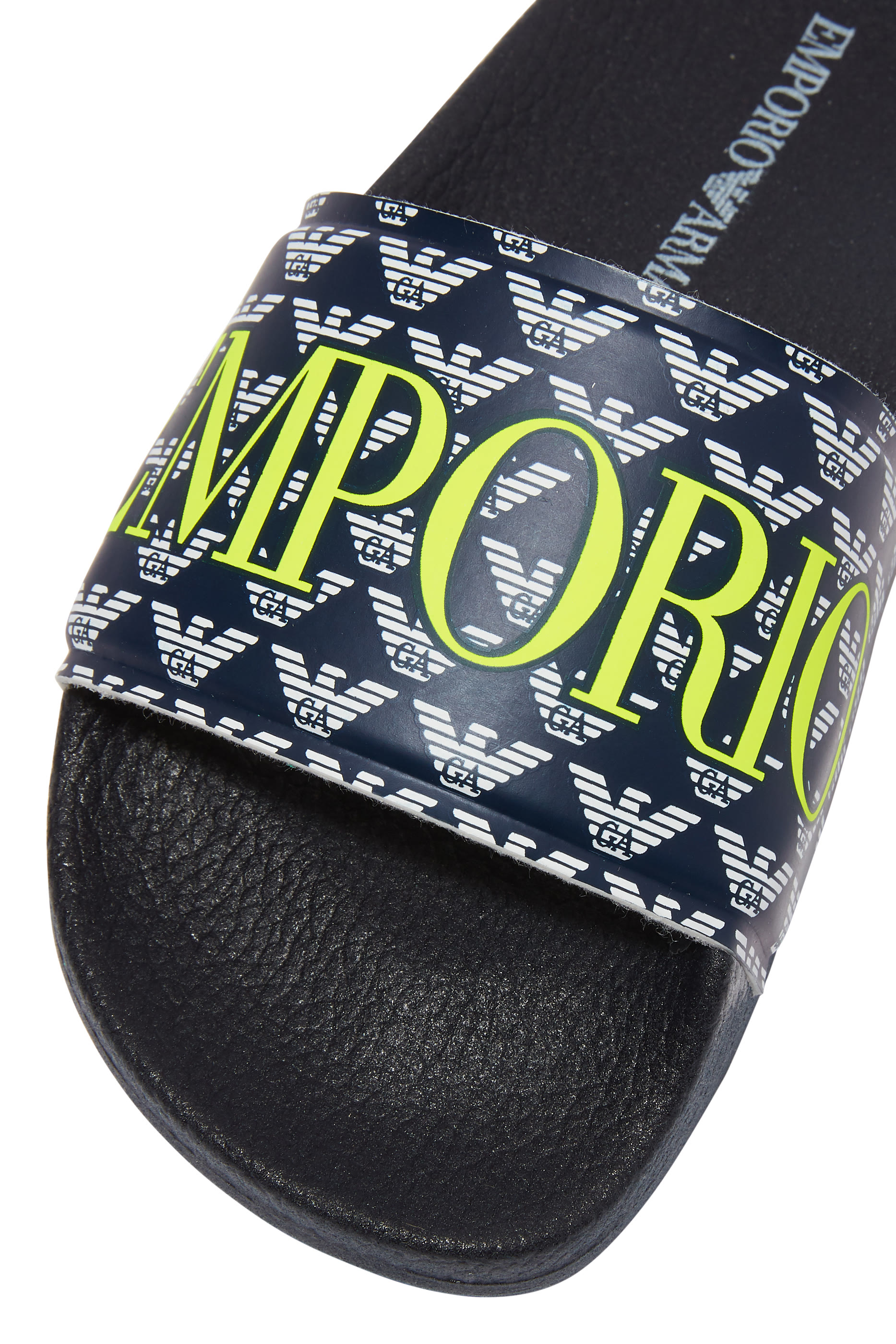 حذاء مفتوح بشعار الماركة