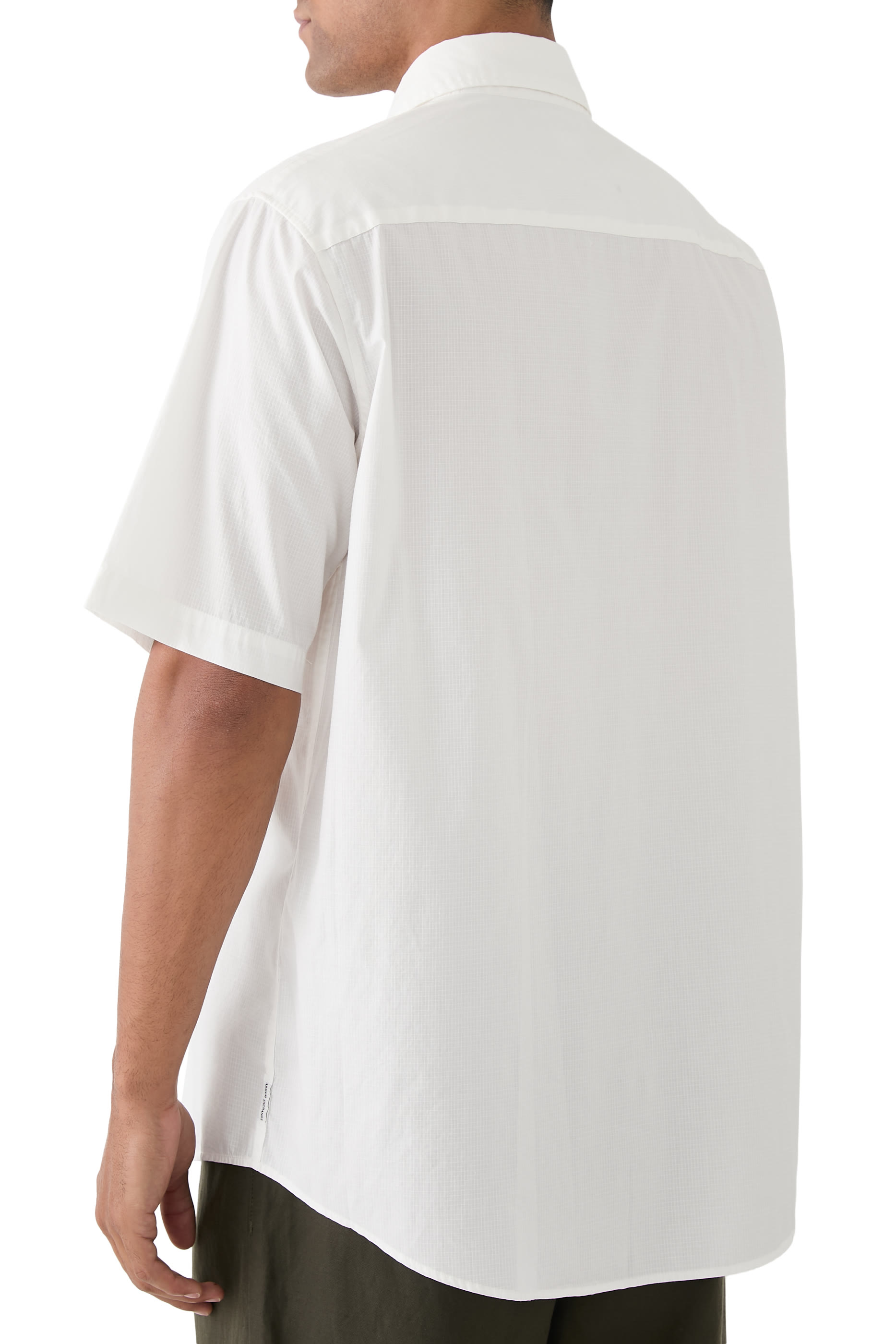 قميص مطرز بشعار الماركة