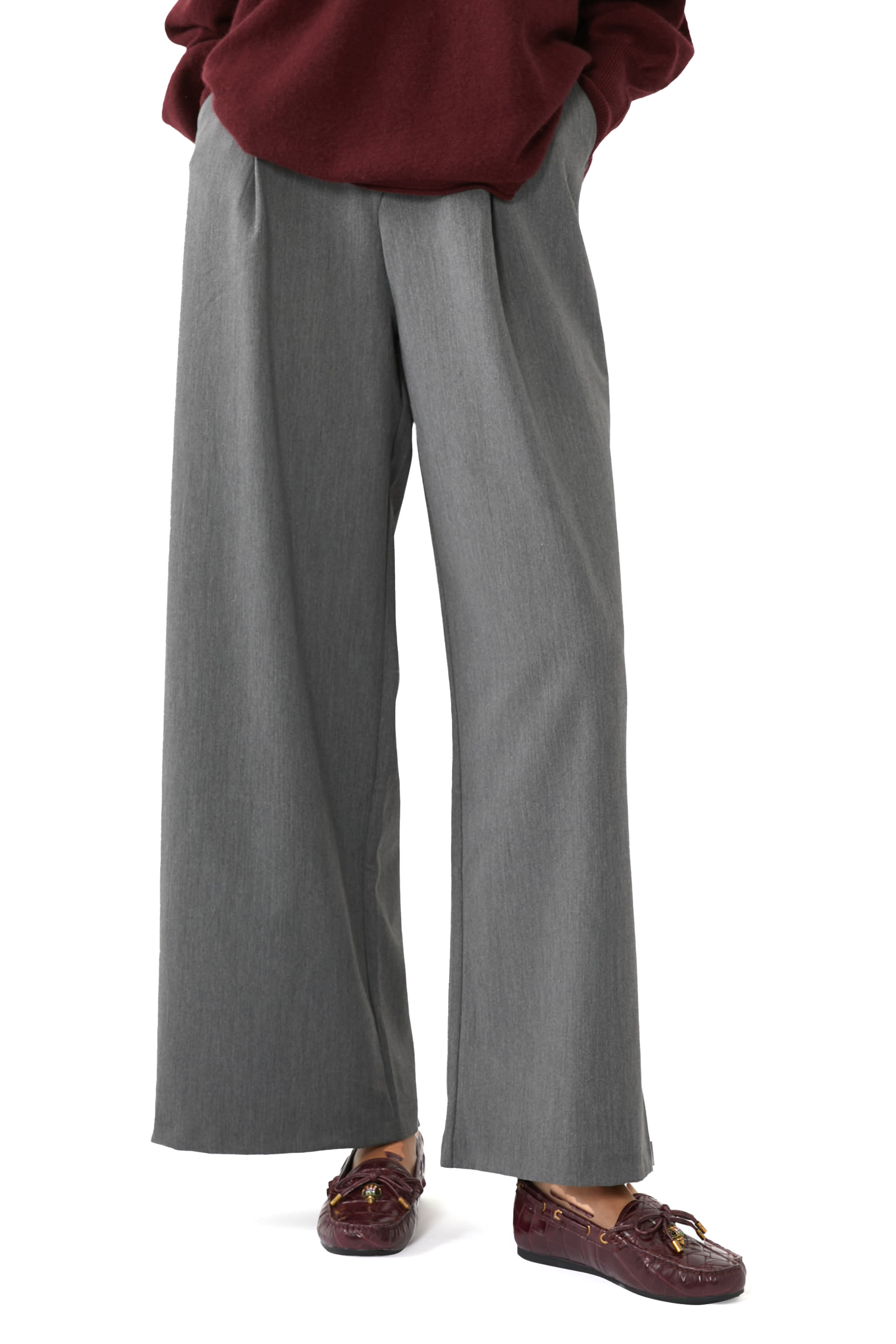 حذاء سهل الإرتداء بحلية بشعار الماركة