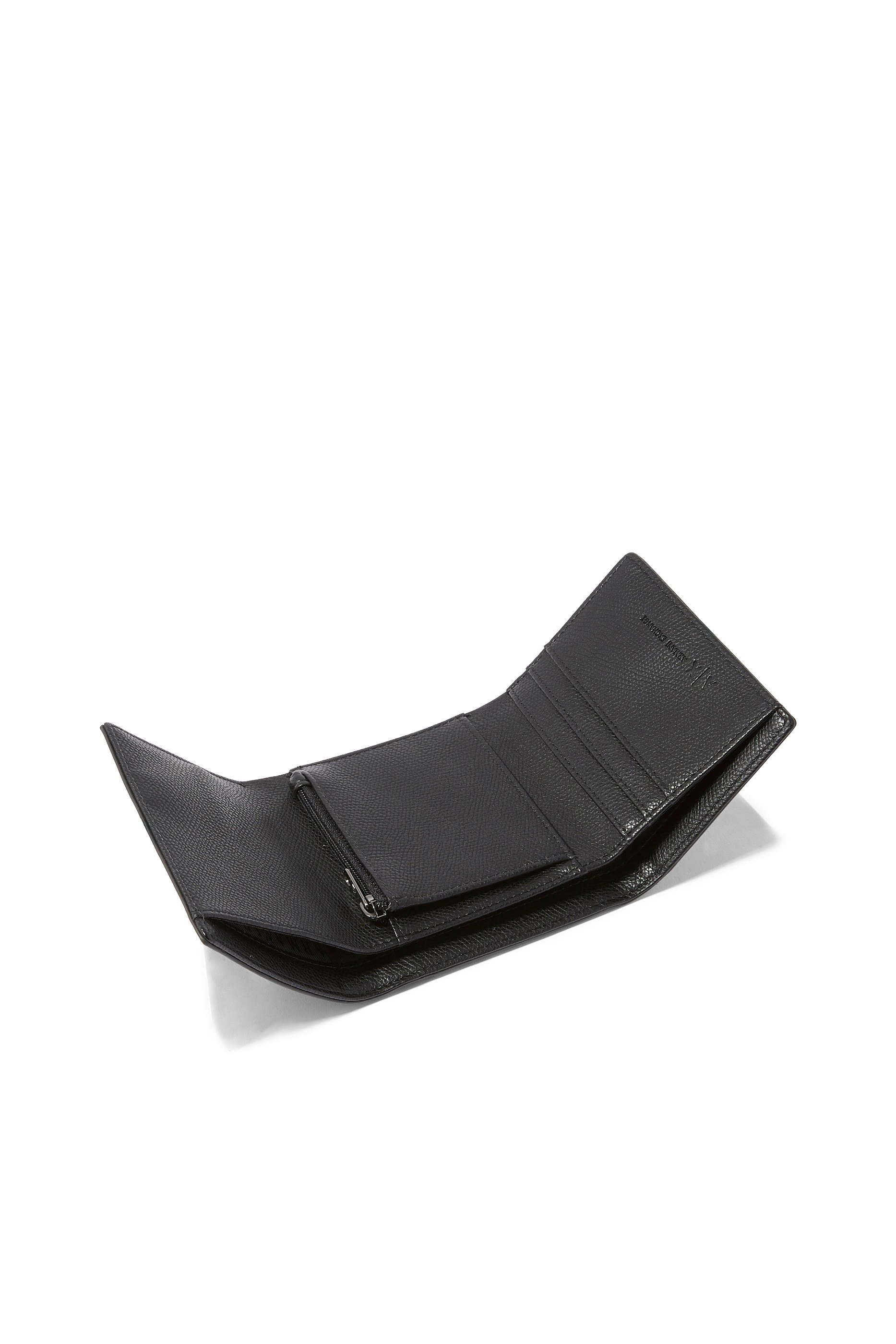 محفظة صغيرة بشعار الماركة