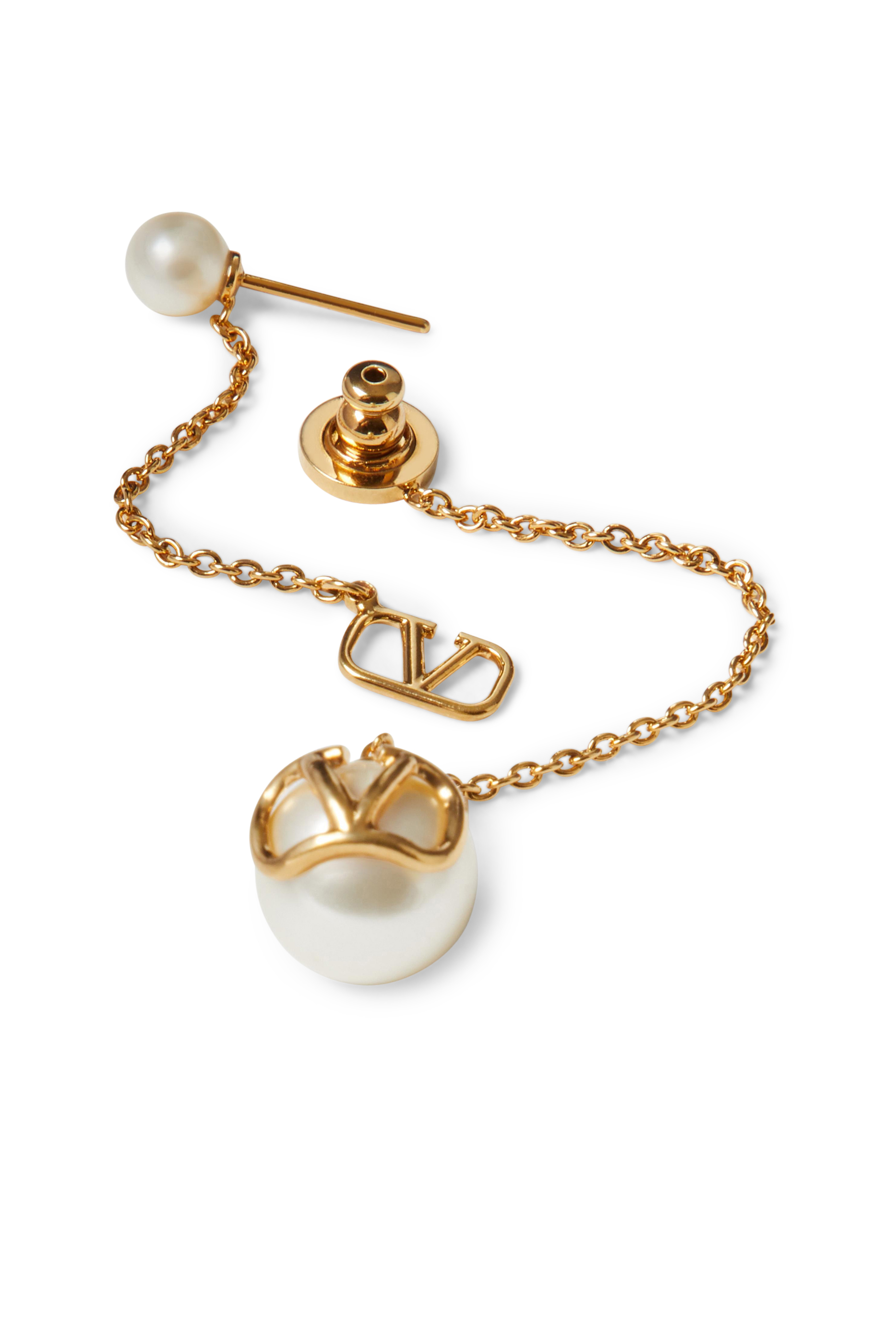 أقراط بشعار حرف V