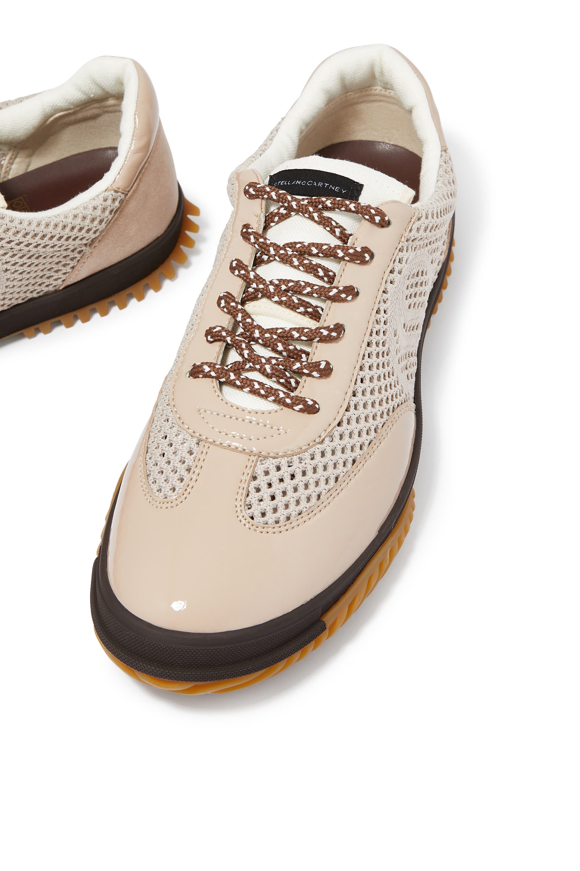 سنيكرز رياضي بشعار الماركة وتصميم مقسم بأجزاء قماش شبكي